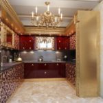 การตกแต่งสีทองในการตกแต่งภายในของห้องครัว