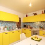เพดานสีเบจในห้องครัวของอพาร์ทเมนต์ในเมือง