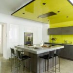 เพดานสีเหลืองในการตกแต่งภายในของห้องครัว