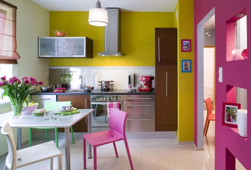 ครัวสีชมพูและสีเหลืองในบ้านที่ทันสมัย