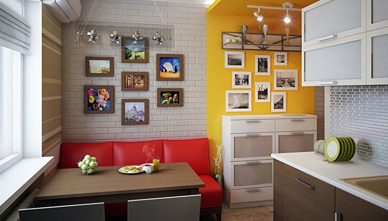 โซฟาหนังสีแดงในห้องครัวของอพาร์ตเมนต์ในเมือง