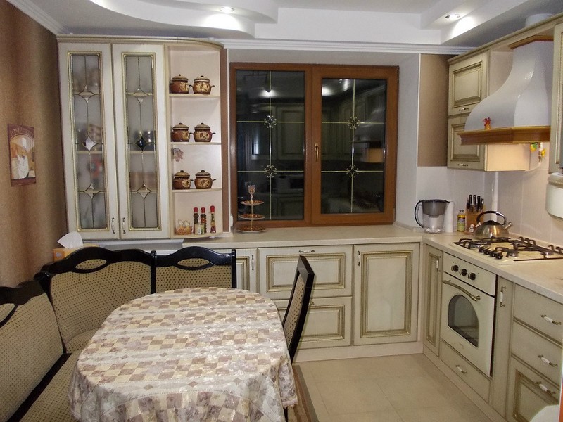 ห้องครัวพร้อมโซฟาในอพาร์ทเมนต์บ้านแผง