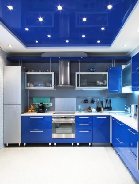 เพดานสีฟ้าในห้องครัว
