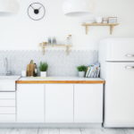 The perfect combination of a light gray apron against a snow-white wall