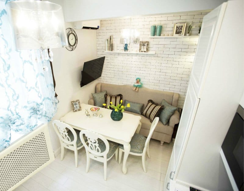 ห้องครัวแสนสบายพร้อมโซฟาโดยตรงในพื้นที่รับประทานอาหาร