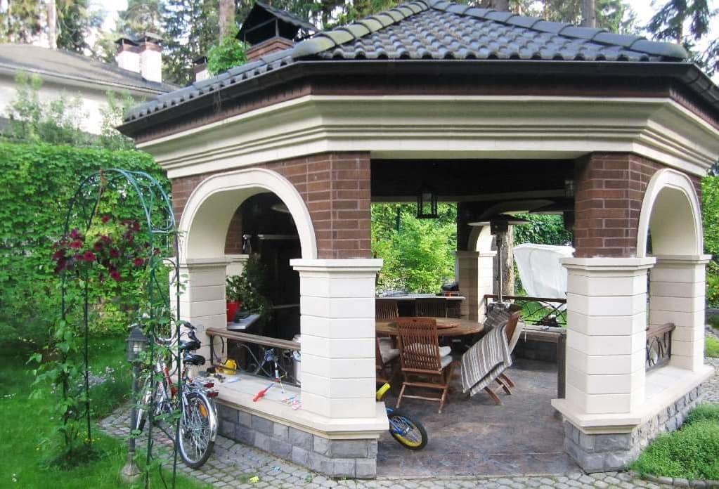 เสาอิฐของห้องครัวฤดูร้อนที่มีพื้นหิน