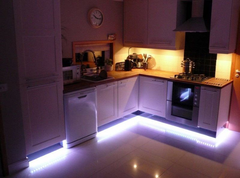 แสงรอบห้องครัวพร้อมแถบ LED