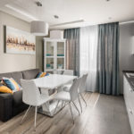 Siva sofa u blagovaonici moderne kuhinje