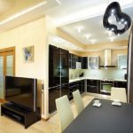 เฟอร์นิเจอร์สีดำในห้องที่มีผนังสีเบจ