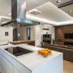 เครื่องดูดควันขนาดใหญ่เหนือเกาะครัว