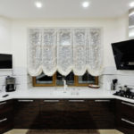 การตกแต่งภายในห้องครัวในสีดำและสีขาว