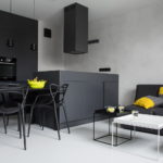เฟอร์นิเจอร์สีดำในห้องครัวที่ทันสมัย