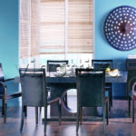 ผนังสีน้ำเงินในครัวของบ้านในชนบท