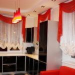 pelmet สีแดงบนหน้าต่างห้องครัว