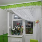 pelmet สีเขียวและผ้าม่านสีขาว