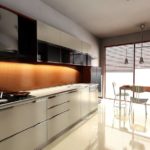 ผ้ากันเปื้อนสีน้ำตาลที่มีแสงไฟในห้องครัวพร้อมหน้าต่างบานใหญ่