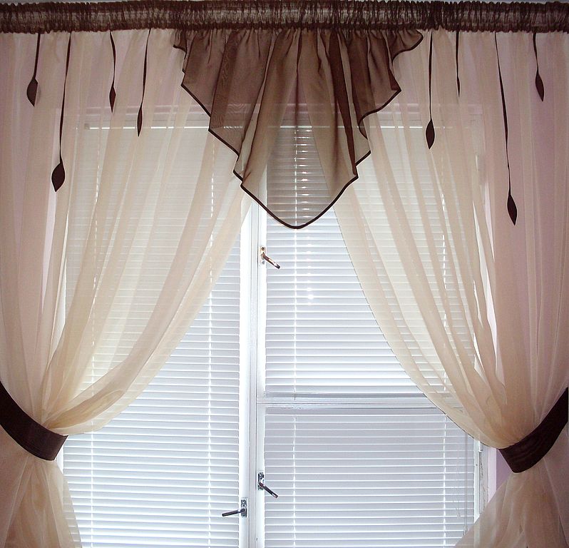 การผสมผสานของ tulle สั้นกับม่านจีบบนหน้าต่างห้องครัว