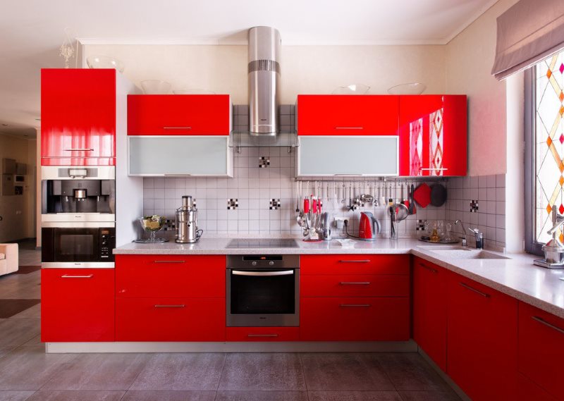เครื่องใช้ในครัวเรือนสีดำในชุดครัวสีแดง