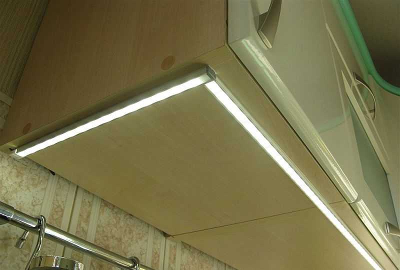 ไฟ LED ที่ด้านล่างของตู้แขวน
