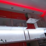 โคมไฟเพดานสีแดงในห้องครัว