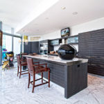 ภายในห้องครัวพร้อมเฟอร์นิเจอร์สีเทา
