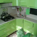 ห้องครัวพร้อมอ่างล้างจานในมุม