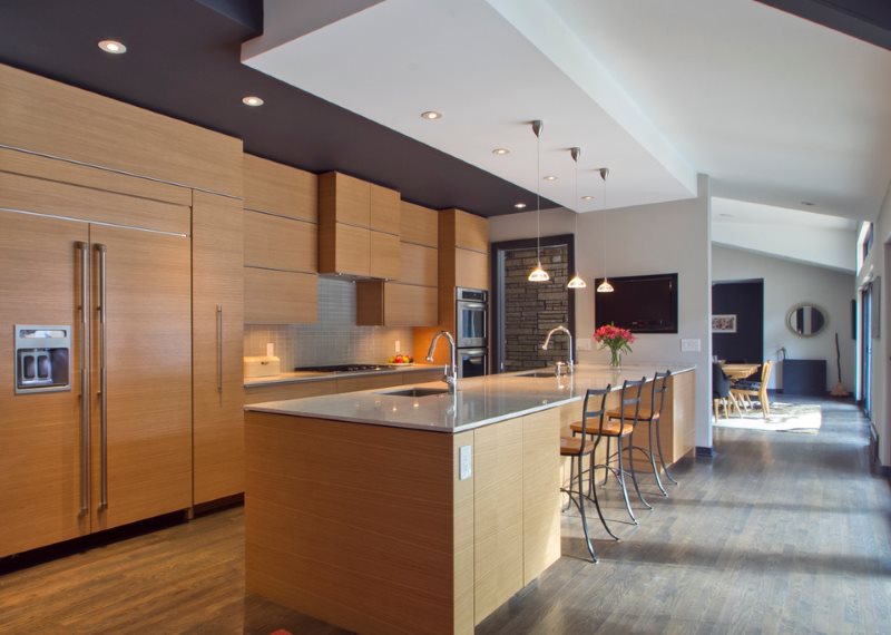 ห้องครัวทันสมัยพร้อมเพดาน drywall สีเทาและสีขาว