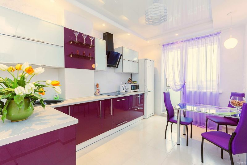 ผ้าม่าน Lilac ในการตกแต่งภายในของห้องครัวที่ทันสมัย