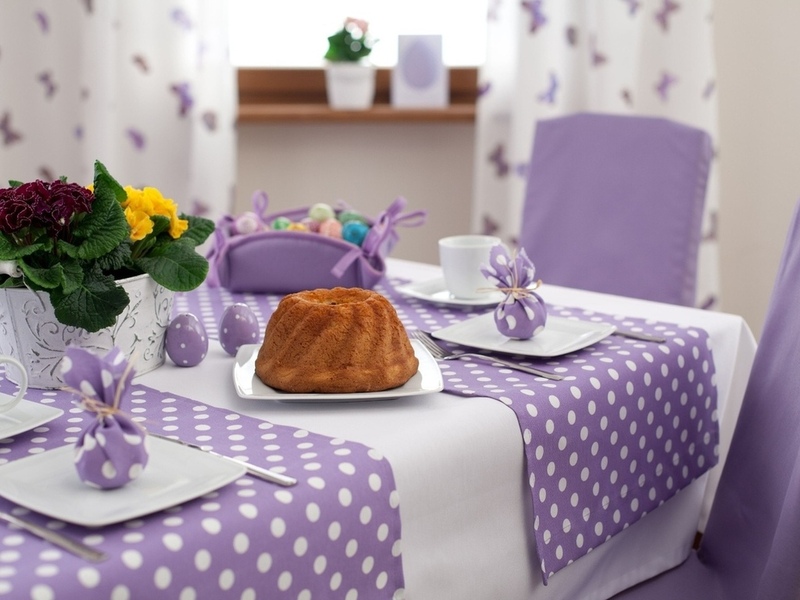 Lilac napkins บนผ้าปูโต๊ะสีขาว