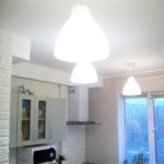 โคมไฟสีขาวในห้องครัวของอาคารสูงระฟ้า