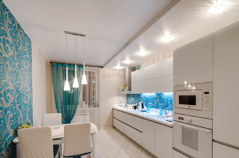 องค์กรของแสงในห้องครัวพร้อมเฟอร์นิเจอร์สีขาว