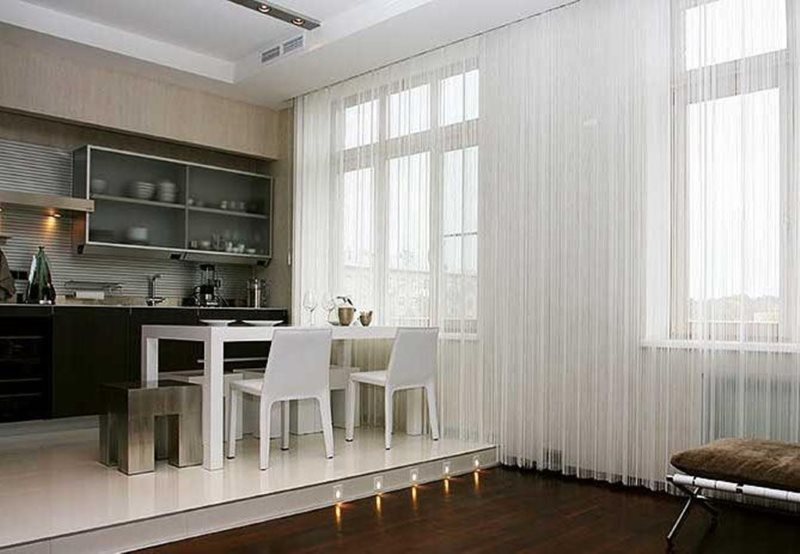ม่านโปร่งแสงสีขาวในห้องที่มีแท่น