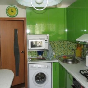 Zelena boja u unutrašnjosti kompaktne kuhinje