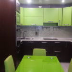 สีเขียวในการออกแบบตกแต่งภายในของห้องครัว