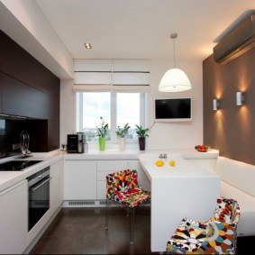 โซฟาสีขาวในห้องครัวของอพาร์ทเมนต์ในเมือง