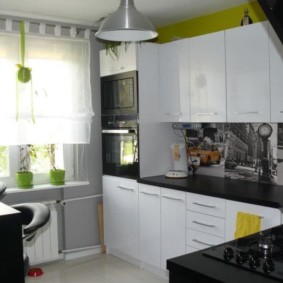 ชุดหูฟังเคาน์เตอร์สีดำที่มีด้านหน้าสีขาว