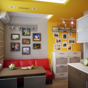 โซฟาสีแดงในห้องครัวที่มีผนังสีเหลือง