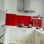 ผ้ากันเปื้อนสีแดงในครัวสีขาว