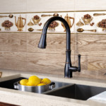 faucet โบราณบนพื้นหลังของผ้ากันเปื้อนที่ทำจากกระเบื้องไม้