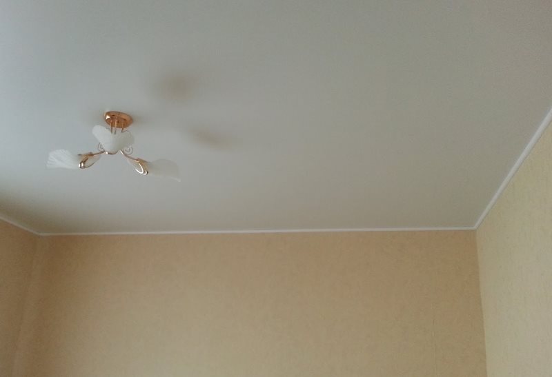 Glatka površina svijetlog stropa kuhinje u Hruščovu