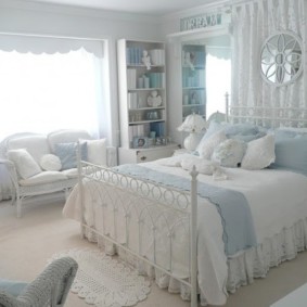 ห้องนอนพร้อมภาพตกแต่งภายในสองหน้าต่าง