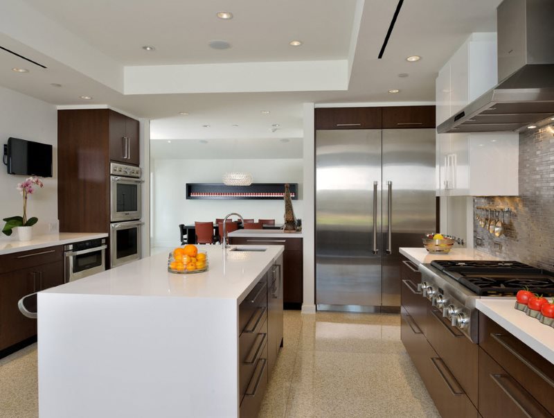 ห้องครัวทันสมัยสองแถวพร้อมเกาะในอพาร์ตเมนต์ในเมือง