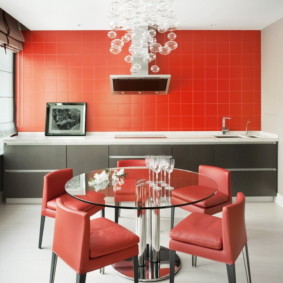 สีของผนังในภาพการตกแต่งภายในห้องครัว