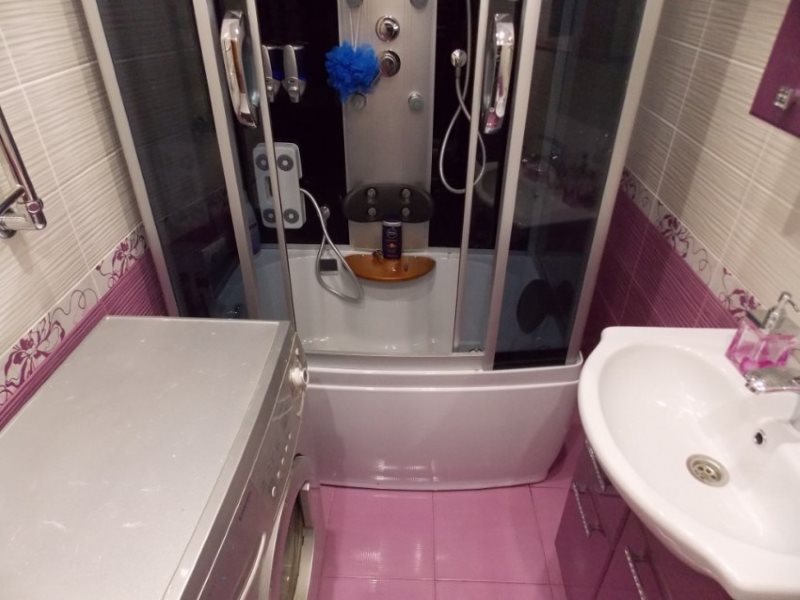 מקלחת בחדר האמבטיה המשולב של דירת עיר