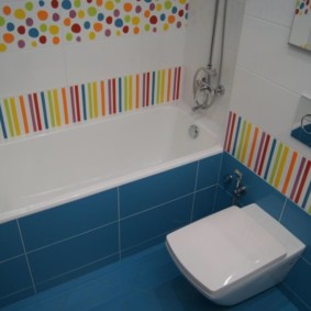 กระเบื้องสีน้ำเงินบนพื้นห้องน้ำ