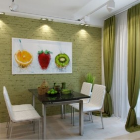 ผ้าม่านสีเขียวในพื้นที่รับประทานอาหารของห้องครัว