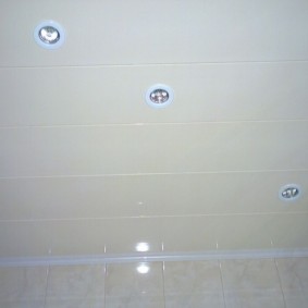 โคมไฟปิดภาคเรียนด้วยสีขาวตัด