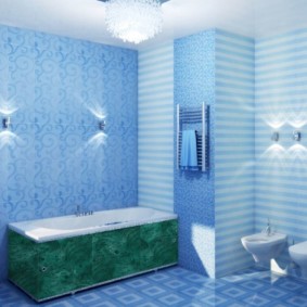 แผงสีฟ้าในการตกแต่งภายในห้องน้ำ
