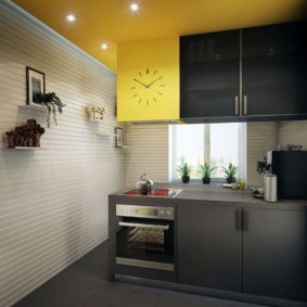 สีเทาเหลืองตั้งอยู่ในห้องครัวของอพาร์ตเมนต์ในเมือง