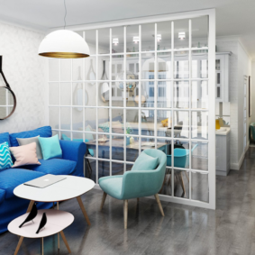 Almofadas decorativas em um sofá azul